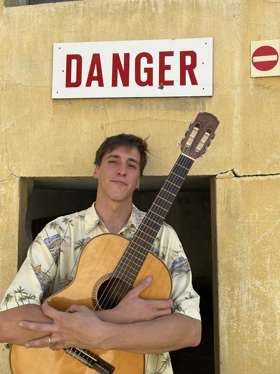 Bi kültüren nahaste bat müsikari esker 